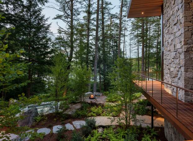 Загородная резиденция в лесу на склоне холма в США