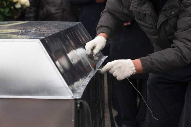 Стало известно о сливавших данные о цинковых гробах с телами бойцов СВО военкомах