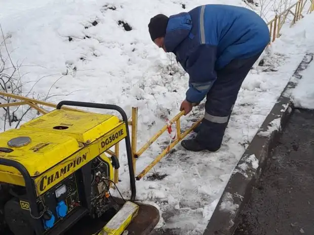 В Головинском коммунальщики приступили к ремонту газонных ограждений