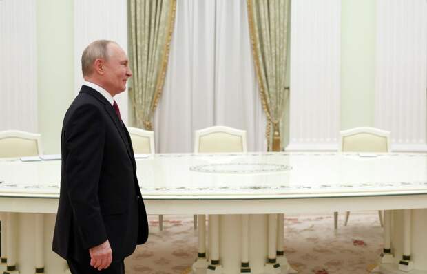 Песков: Путин не обращает внимание на время суток, когда идут важные переговоры