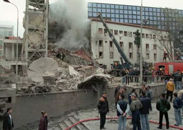 Здание Государственного телевидения и радио Сербии, разрушенное во время военной операции НАТО .