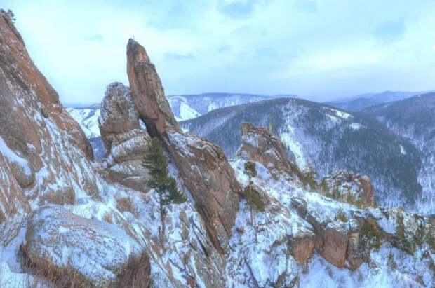 Пропал после Усольцевых: спасатели ищут мужчину у гор в красноярской тайге