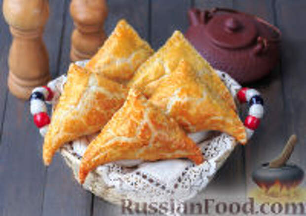 Фото к рецепту: Слоеные пирожки с курицей и картофелем