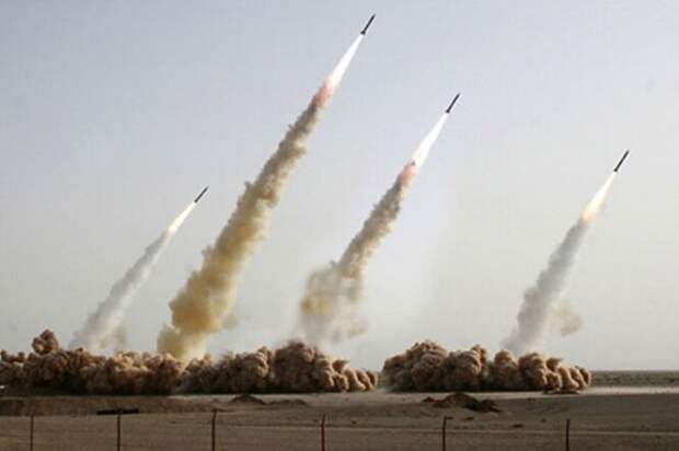 В 2008 году Иран опубликовал снимок, подтверждающий успешный ракетный пуск – но, судя по всему, что-то пошло не так, одна из ракет не запустилась, и её пришлось скопировать посредством «Фотошопа» (обратите внимание на две крайние ракеты справа).
