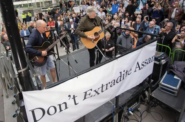 «Я не буду участвовать в этой чуши, Цукерберг»: Роджер Уотерс раскритиковал Facebook и Instagram из-за цензуры