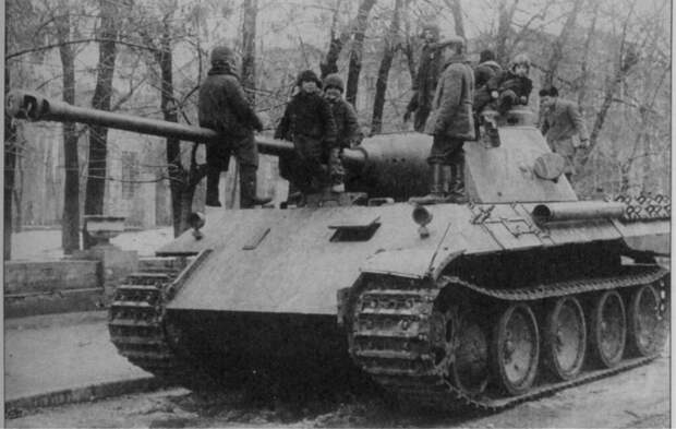 Советские дети, играющие на брошенном немецком танке Pz.Kpfw. V Ausf. D «Пантера» в Харькове. Сентябрь 1943 Советские дети, играющие на брошенном немецком танке Pz.Kpfw. V Ausf. D «Пантера» в Харькове. Сентябрь 1943