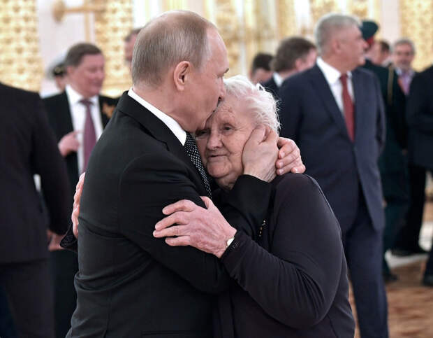 Трогательное фото Путина с учительницей покорило пользователей Сети