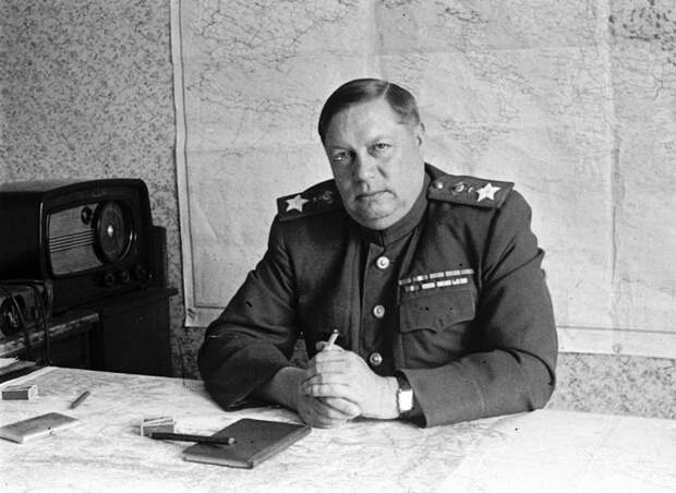 Командующий 3-м Украинским фронтом Маршал Советского Союза Ф.И. Толбухин в кабинете.jpeg