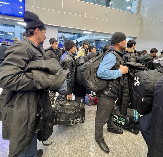 Посадка на рейс из Узбекистана в Россию. Кстати, обратный билет оказался в три раза дороже, чем я улетела туда