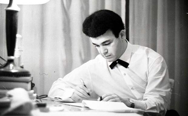 Редкие фото в память о певце: детство, юность и молодость Иосифа Кобзона