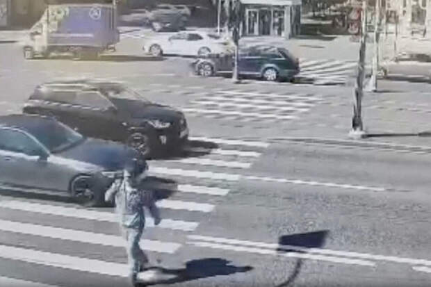 В Петербурге мужчина украл сумку и его сразу же сбил автомобиль