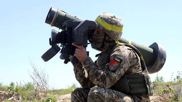 Украинский военнослужащий с противотанковым комплексом Javelin во время учебных стрельб