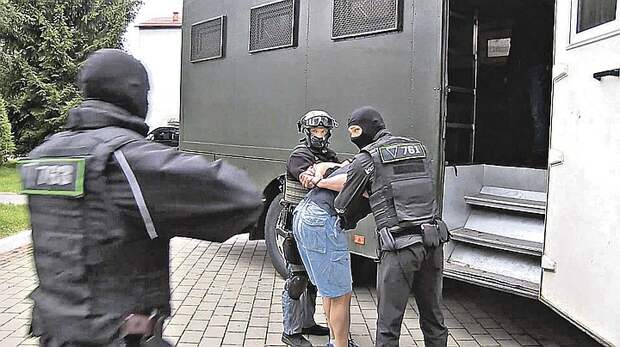 Когда белорусские спецслужбы задерживали россиян, те даже не подозревали, что их для этой картинки и заманили в Минск. Кадр видеосъемки.