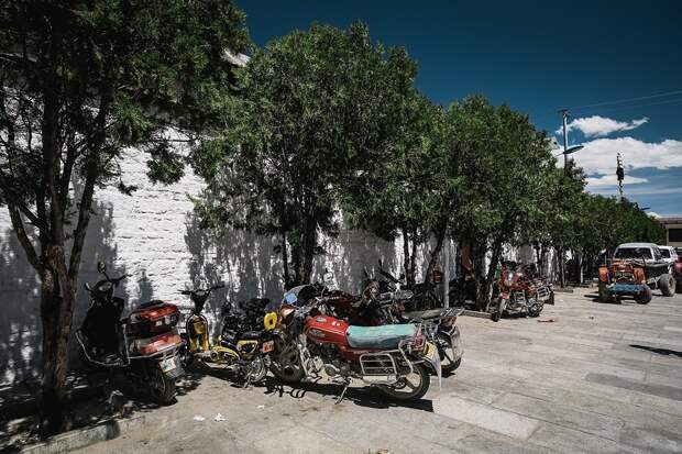 2. Мотоцикл — любимое средство передвижения для многих тибетцев. Среди посетителей монастыря он тоже