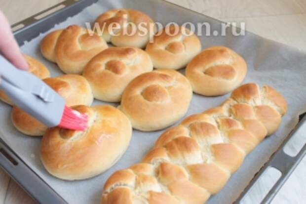 Выпекаем 35 минут при 180°С. Готовые сразу смазываем маслом сливочным.