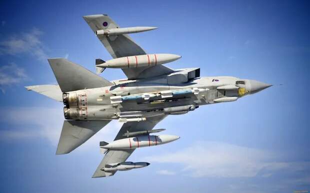 Panavia Tornado, он же MRA-75, он же Panavia 200. Плод совместной работы концернов British Aircraft Corporation (Великобритания), Messerschmitt-Bölkow-Blohm (Германия), и Aeritalia (Италия).-3