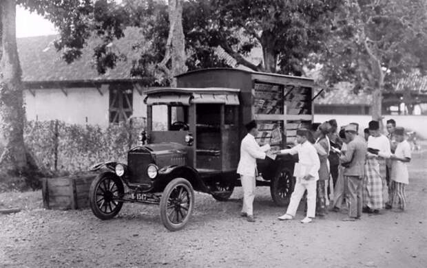 В Индонезии, начало 20 века. библиотека, библиотека на колесах, ретро фото