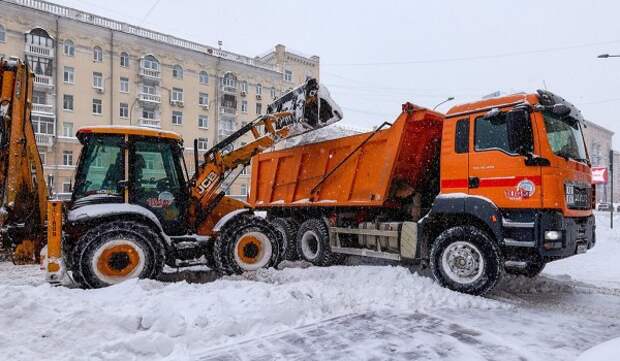 Городские службы ведут работы по уборке снега в круглосуточном режиме