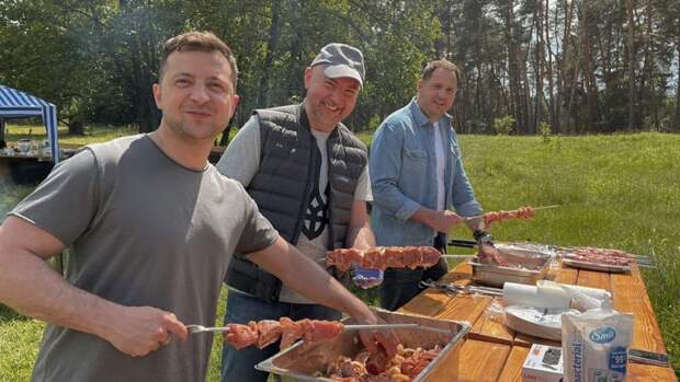 Украинцы пристыдили президента Зеленского за посиделки с шашлыком