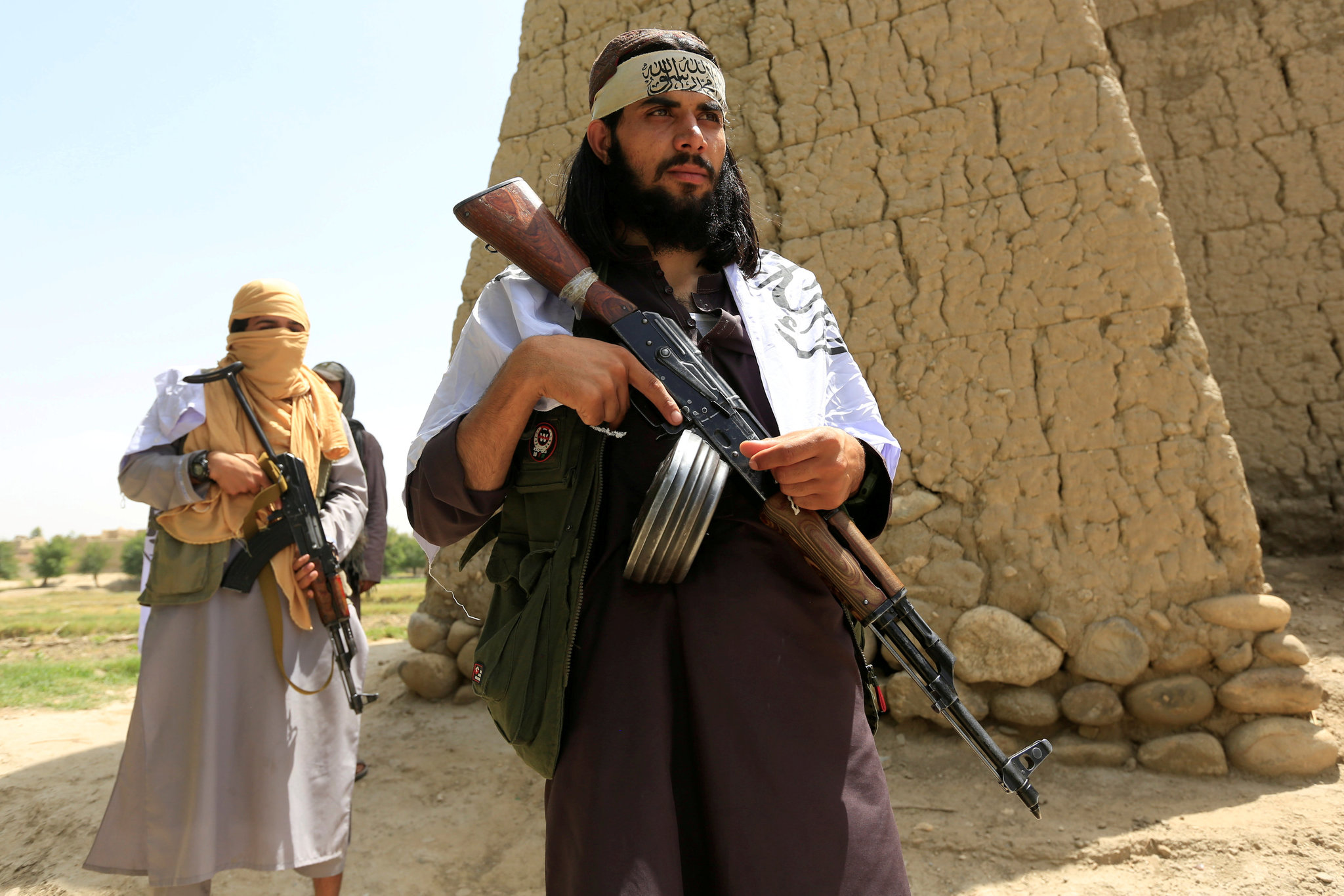 Талибы предупреждают о возмездии, так как США продолжают наносить авиаудары по районам Афганистана