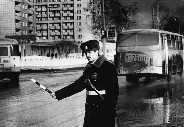 В 1932 году на помощь сотрудникам автоинспекции пришли светофоры, а в 1934-м автоинспекция была названа ГАИ (Государственная автомобильная инспекция). гаи. гибдд, ретро фото