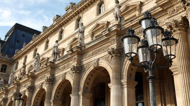 В Лувре вскрыли мошенническую схему по многократному использованию билетов