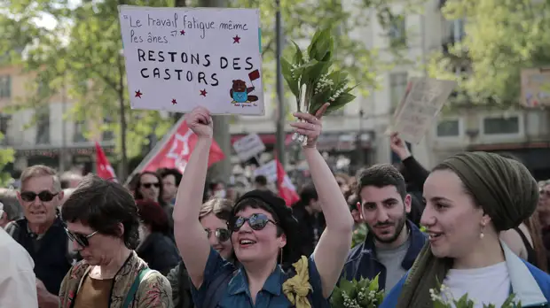 Полиция Парижа применила слезоточивый газ против участников первомайской демонтрации