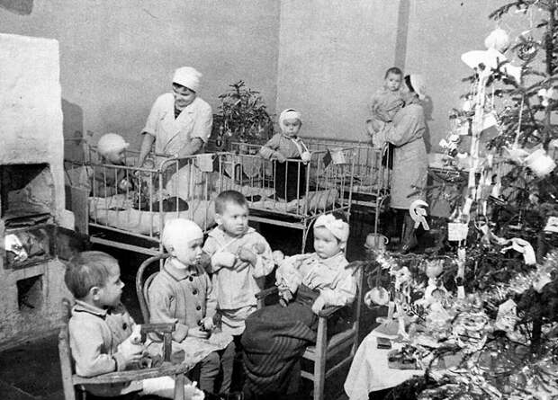 Палата детской больницы с новогодней елкой в блокадном Ленинграде, зима 1941-1942 гг. Сергей Струнников