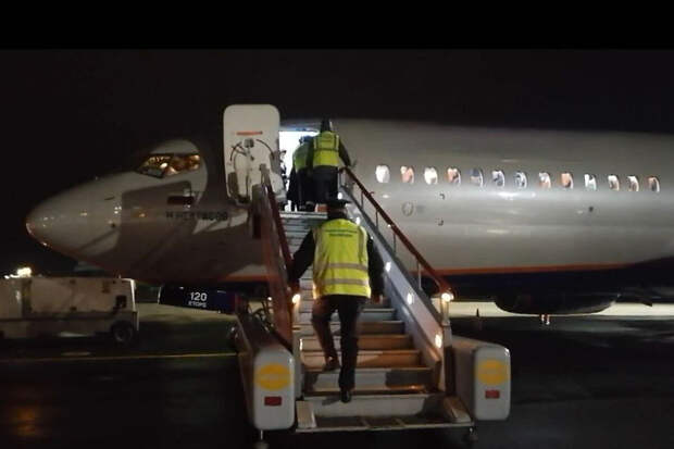 Пьяный мужчина устроил дебош в самолете и сорвал свой отпуск в Таиланде