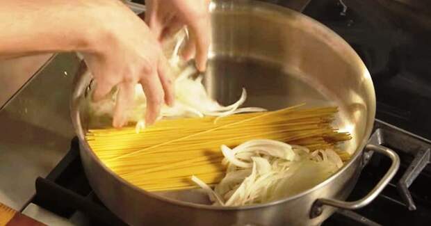 Рецепт итальянской пасты с сыром, нужно всего лишь соединить сырую вермишель и лук…