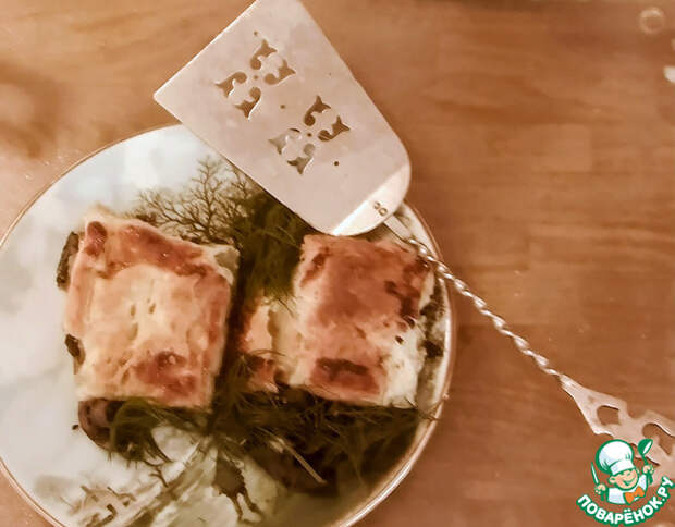 Пирог с грибами и соусом чили