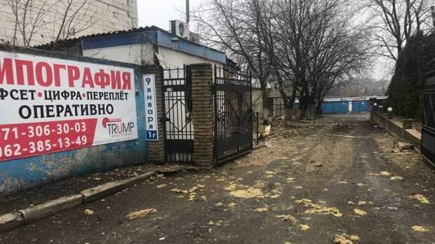 Разбитые машины и рухнувшие дома: фоторепортаж из центра Донецка