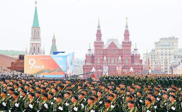На фото: парад Победы на Красной площади в Москве
