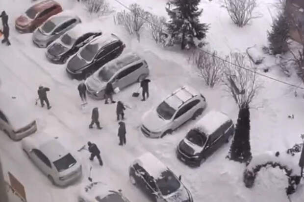 Автоэксперт Крохмаль предложил премировать водителей за помощь в уборке снега