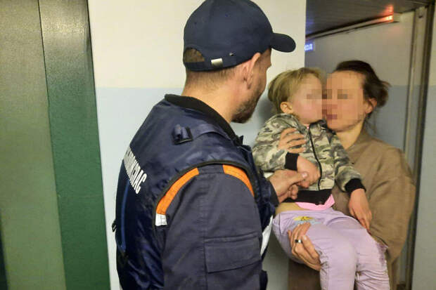 В Подмосковье спасатели освободили девочку, застрявшую ногой в лифте