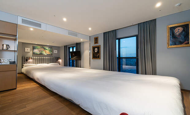 Фото: MSCHF/RYSE