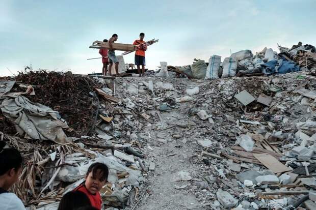 9. Люди ходят по свалке, расположенной неподалеку от трущоб, и собирают там все, что может хоть как-то пригодиться для жизни бедность, джакарта, железная дорога, индонезия, нищета, репортаж, трущобы