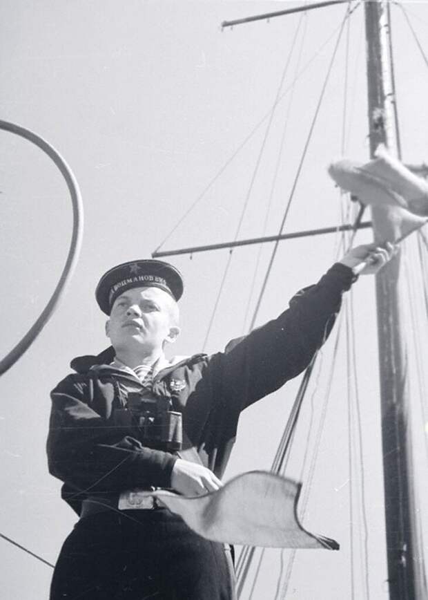 Бывший снайпер морской пехоты И.М. Триков по время практических занятий в школе корабельных боцманов и юнг. Балтийский флот. 1943 г. 