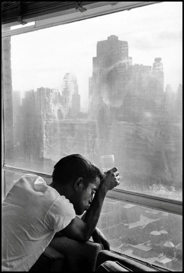 Известный американский эстрадный артист смотрит в окно на Манхэттен. США, Нью-Йорк, 1959 год. 