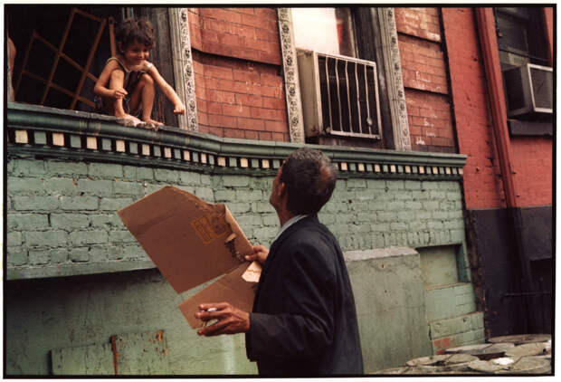 Уличная жизнь Нью-Йорка с 1930-х до 80-х годов в фотографиях Элен Левитт 3