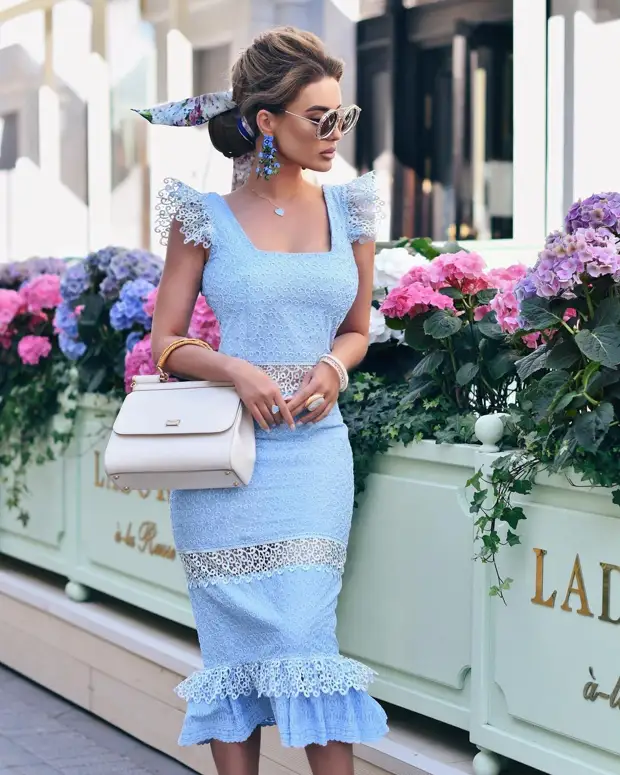 Как носить голубое платье: 10 модных примеров для нежных леди