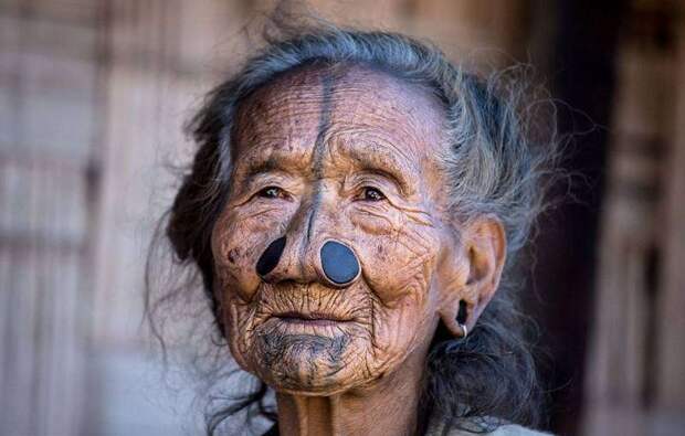Фотография: Удивительные обычаи индийского племени, где женщины должны носить пробки в ноздрях №13 - BigPicture.ru