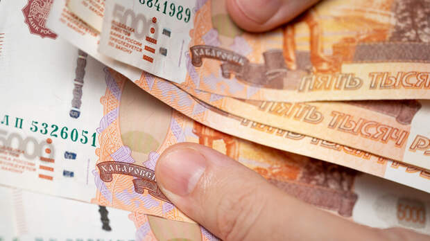 Названы две отрасли с зарплатами выше 500 тысяч рублей