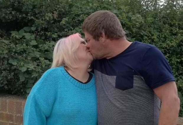 51-летняя женщина выходит замуж в пятый раз. Она так верит в любовь, что снова устраивает пышную свадебную церемонию