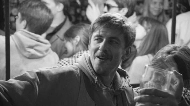 Кадр из фильма «Картины дружеских связей»