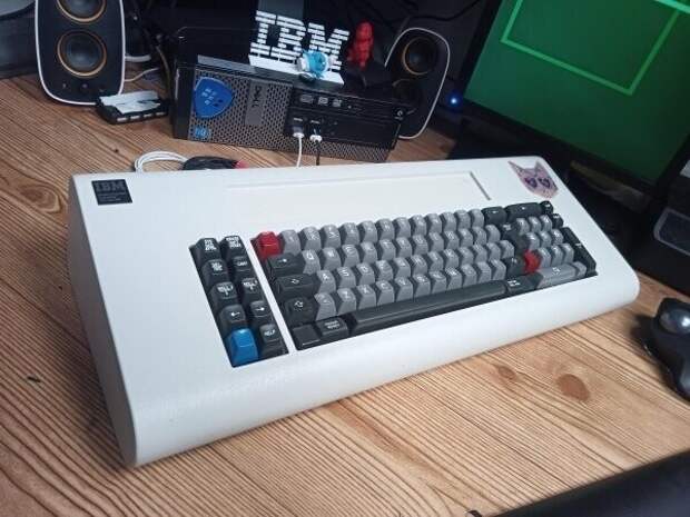 5. "Я чиню и собираю старые компьютерные клавиатуры, и моя клавиатура IBM 5251 - самая любимая из всех. 1979 год выпуска" 5. "Я чиню и собираю старые компьютерные клавиатуры, и моя клавиатура IBM 5251 - самая любимая из всех. 1979 год выпуска"
