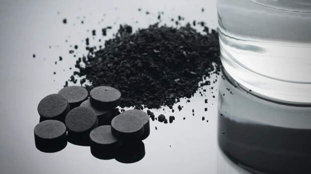 Ведущий «Жить здорово!» Продеус назвал фантазерами пьющих сорбенты от похмелья