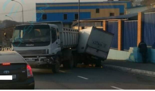 Победил сильнейший: ДТП с двумя грузовиками случилось утром во Владивостоке