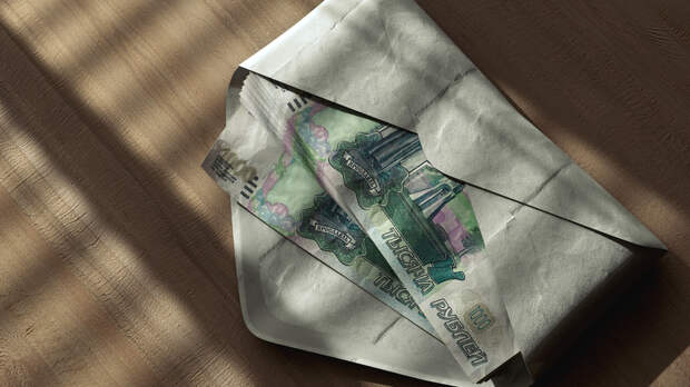 Соседи вручили конверт с деньгами дворнику, спасшему ребёнка в Петербурге