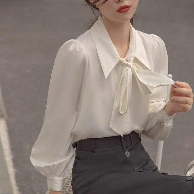 Как создать модный образ при помощи белой блузки